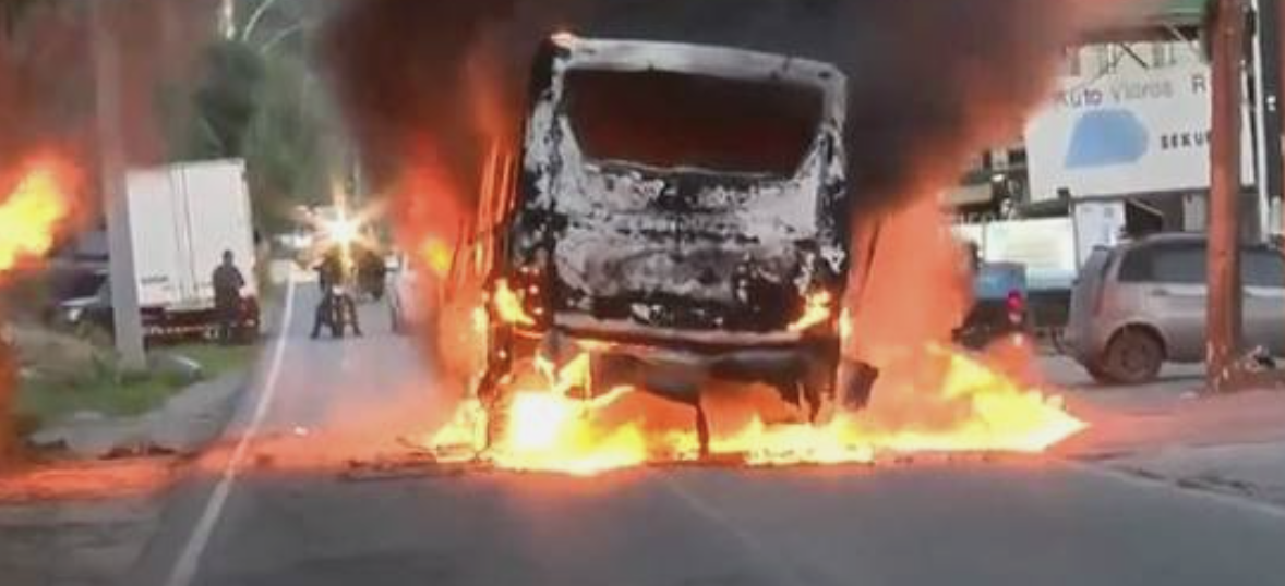 Brazil: Militias Burn Dozens of Buses After One of Their Leaders Dies in Police Raid